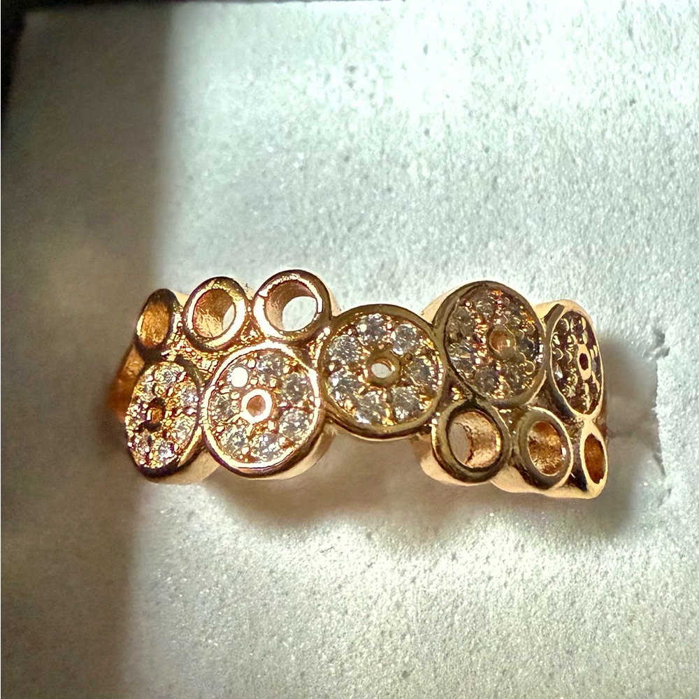 NEW! Pretty Bird Jewelry Gold Circle Pavé Band Ring - size 6